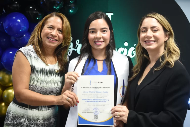 Gloria Reyes con estudiantes de ICOPER